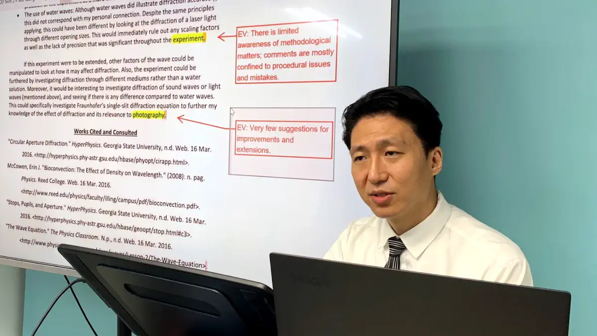 Salomon teaching a live online Physics lesson, annotating an IA on screen