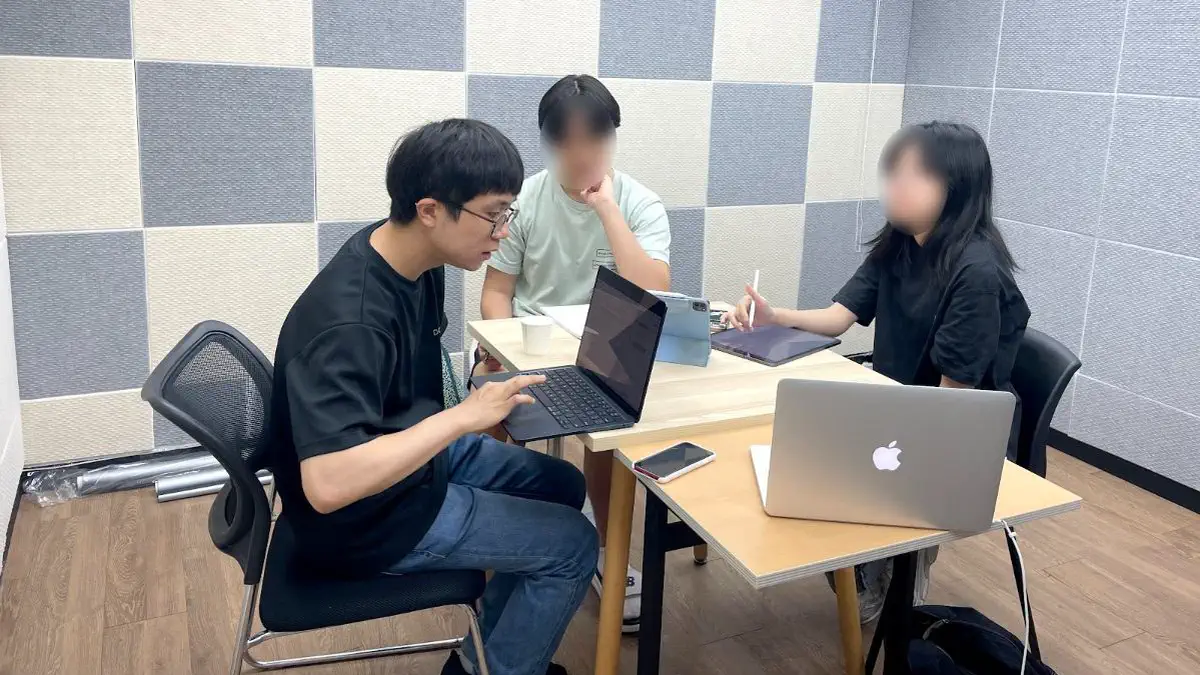 A TA running a 1:1 check